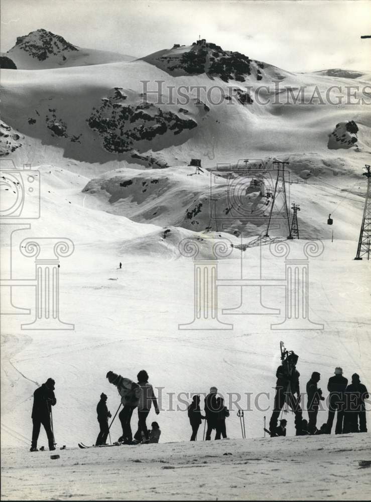 Press Photo Skiers standing on top of hill- Historic Images