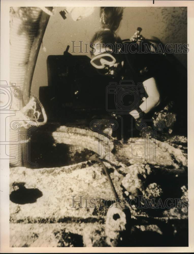 Press Photo Skin diver under water looking at diving bell- Historic Images