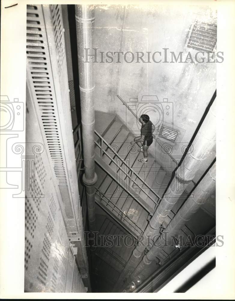 1983 Press Photo Lane Mitchell runs up the stairs at Tower of the America&#39;s TX- Historic Images