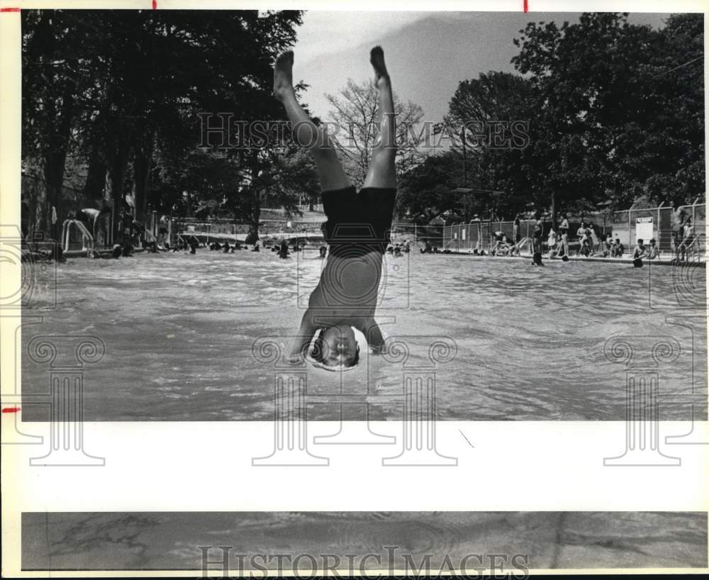 1985 Press Photo Adrian Patino diving in at San Pedro Swimming Pool, Texas- Historic Images