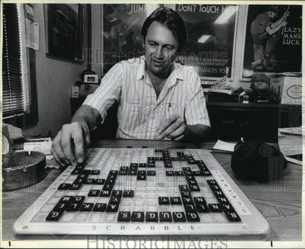 1985 Press Photo Don Goodwin Practices His &quot;Speed Scrabble&quot; Game in San Antonio- Historic Images