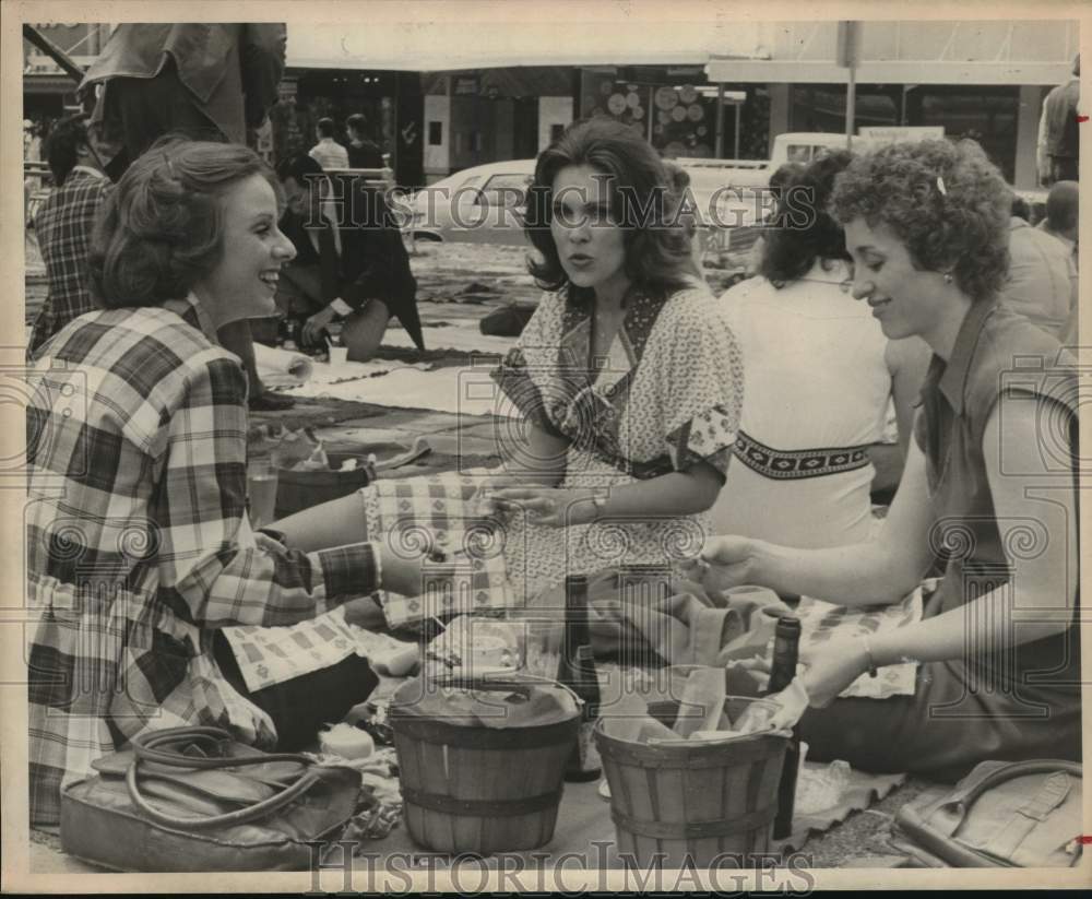 1978 Press Photo Kim Barbour, Mitzi Mays, Gracie Vanderburg at TX Brown Bag Days