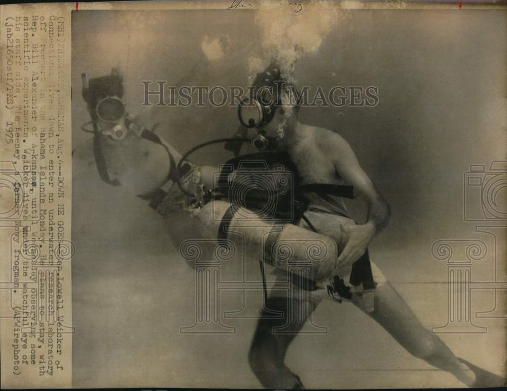 1975 Press Photo Senator Lowell Weicker &amp; Aide Tim Keeney scuba diving, Bahamas- Historic Images