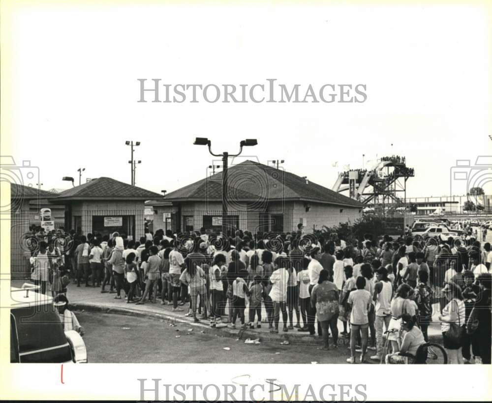 1987 Press Photo Guests waiting to enter Water Park USA, Texas- Historic Images