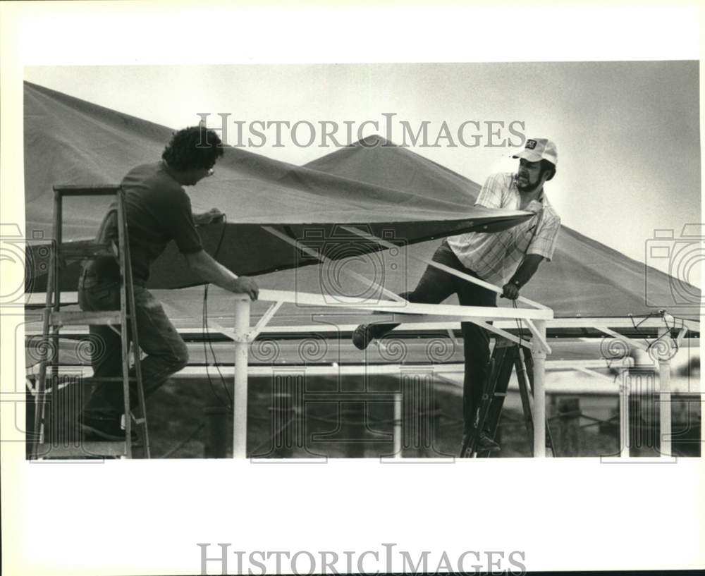 1988 Press Photo John Ario & Emmitt Bratusek fix shelters at Water Park USA, TX- Historic Images