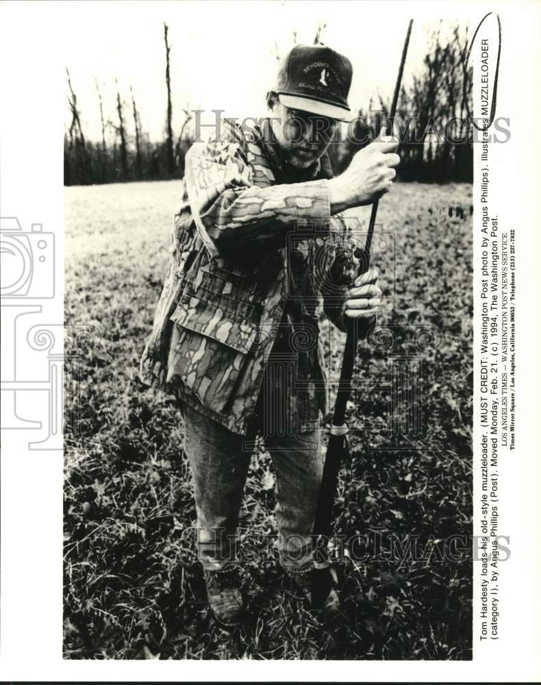 1994 Press Photo Tom Hardesty Loading Muzzleloader Weapon - saa77743