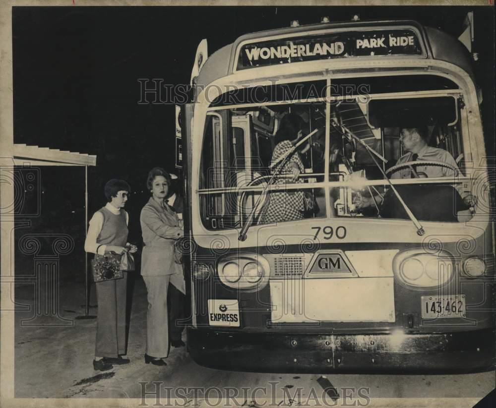 1974 Press Photo Passengers Board The Wonderland Park &amp; Ride Bus - saa79108