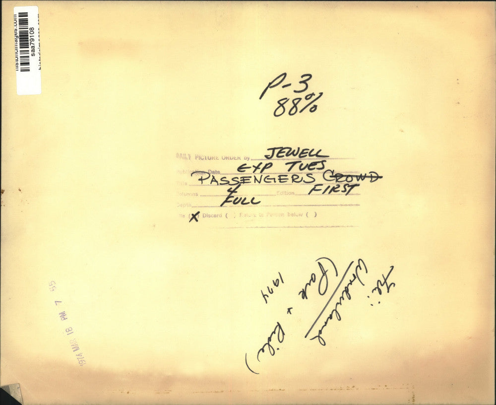 1974 Press Photo Passengers Board The Wonderland Park & Ride Bus - saa79108