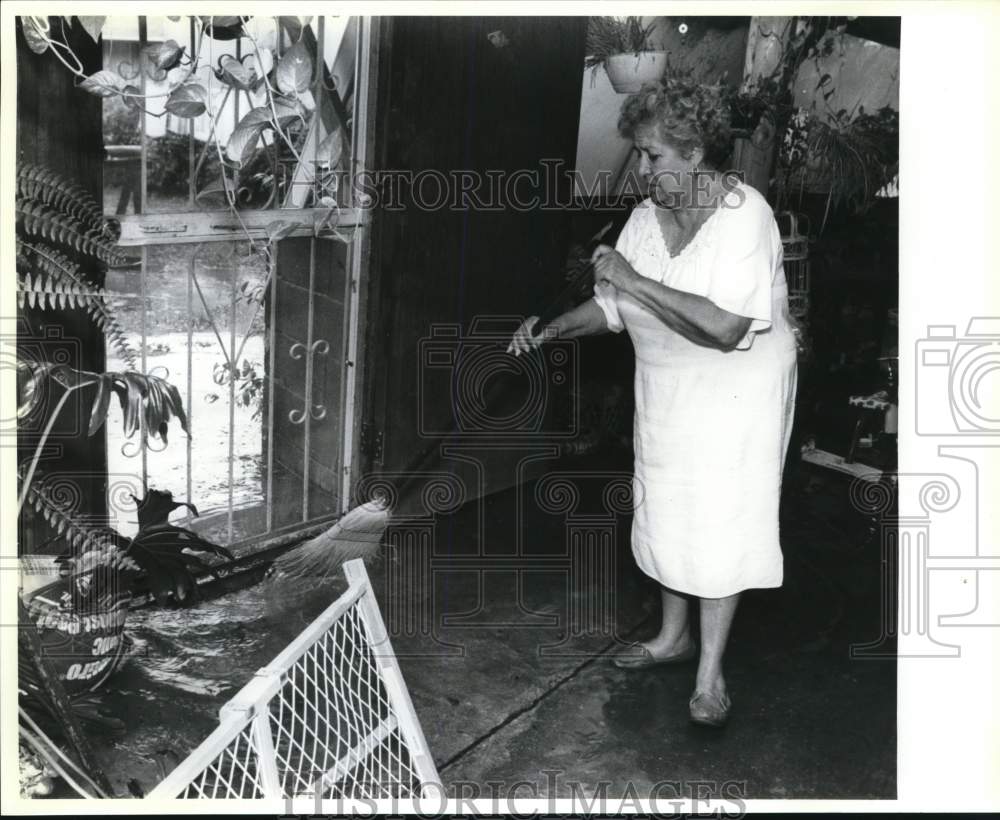 1992 Press Photo Laura Mancilla sweeping floodwater from her house, 1530 Merida- Historic Images