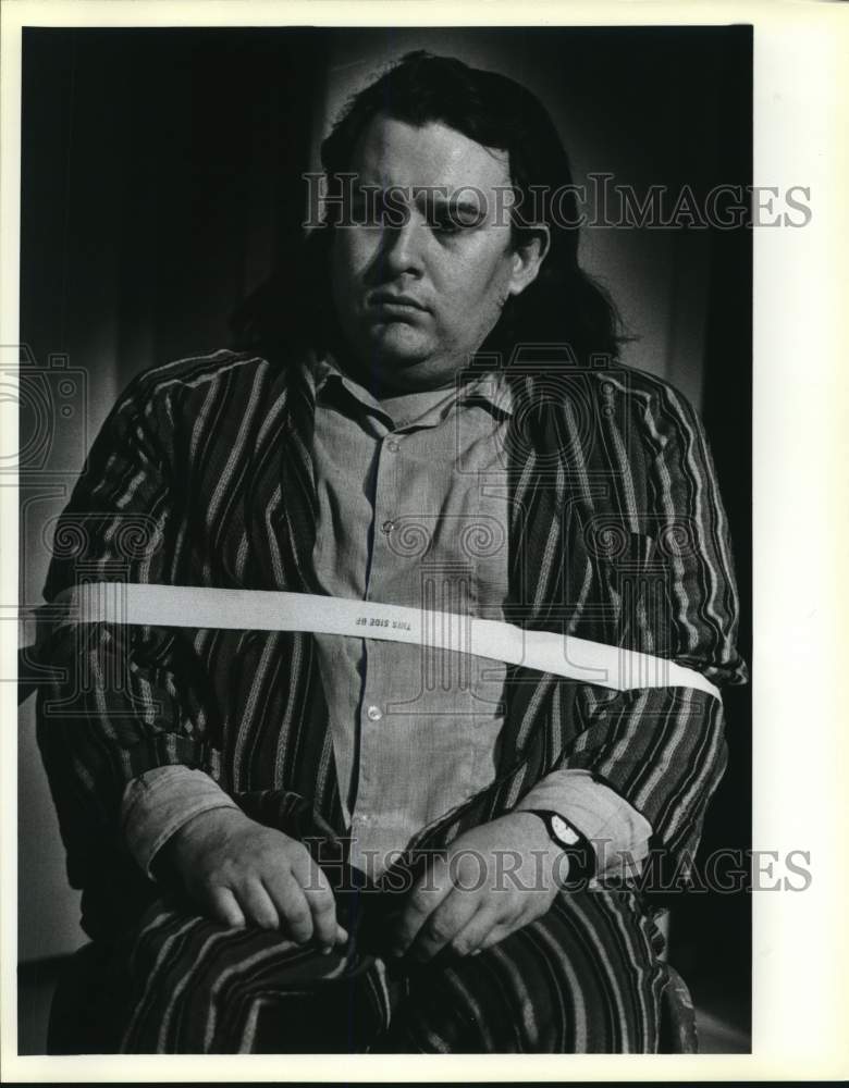 1986 Press Photo Wes Carroll in scene from &quot;Cuckoo&#39;s Nest,&quot; San Antonio, TX- Historic Images