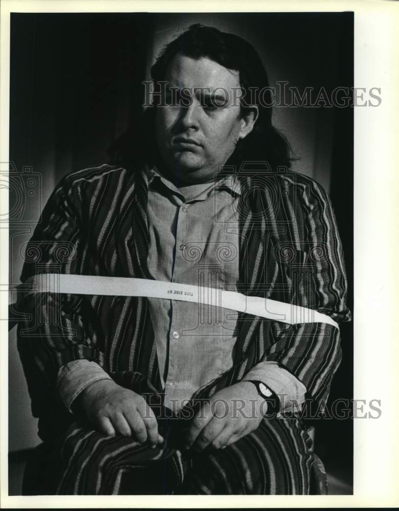 1986 Press Photo Wes Carroll in scene from "Cuckoo's Nest," San Antonio, TX- Historic Images