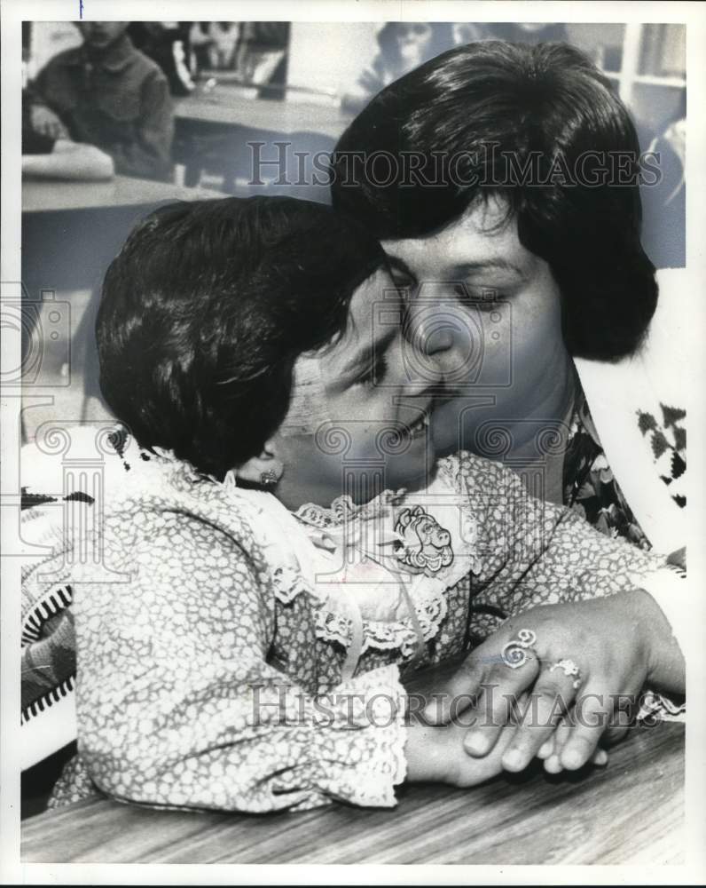 Press Photo Jeanette Alvarado &amp; her mother Mrs. Helen Alvarado - saa81128- Historic Images