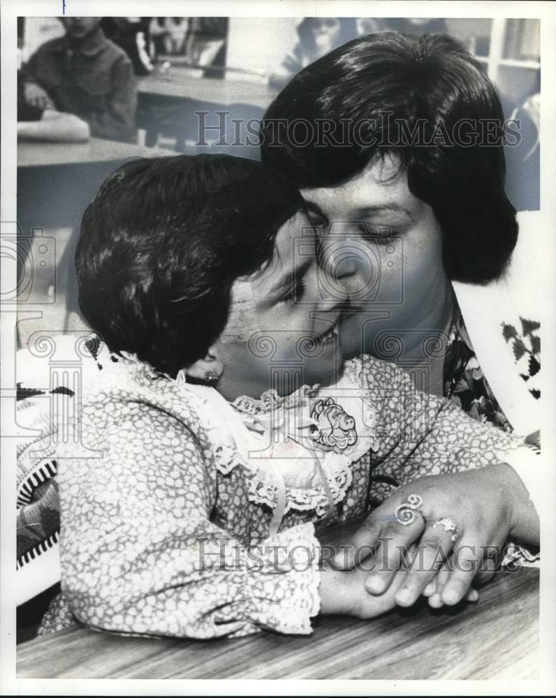 Press Photo Jeanette Alvarado & her mother Mrs. Helen Alvarado - saa81128- Historic Images