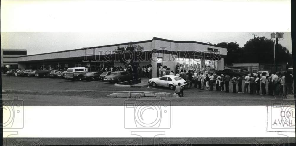 1988 Press Photo People waiting in line at Amnesty Center, Texas - saa83066- Historic Images