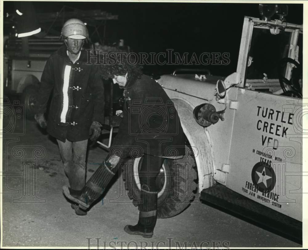 1984 Press Photo Volunteers from Turtle Creek VFD preparing for a long night, TX- Historic Images