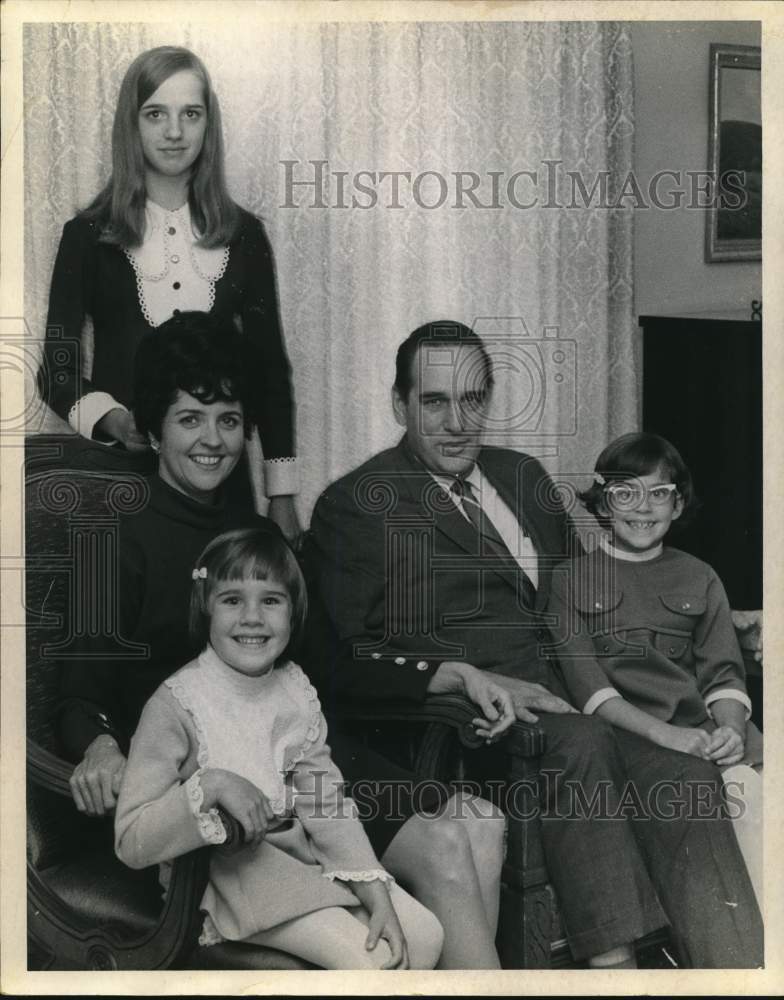 Press Photo Big Jim Barlow with Wife, Children - saa85273- Historic Images