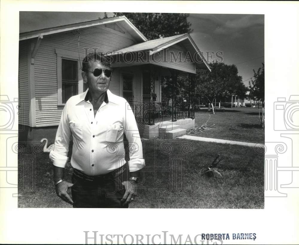 1985 Press Photo Lee Ball of Rosa Street in Buena Vista outside his Home- Historic Images