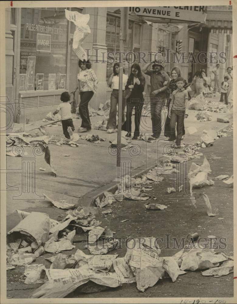 1974 Press Photo Litter from Battle of Flowers Fiesta the day after Parade
