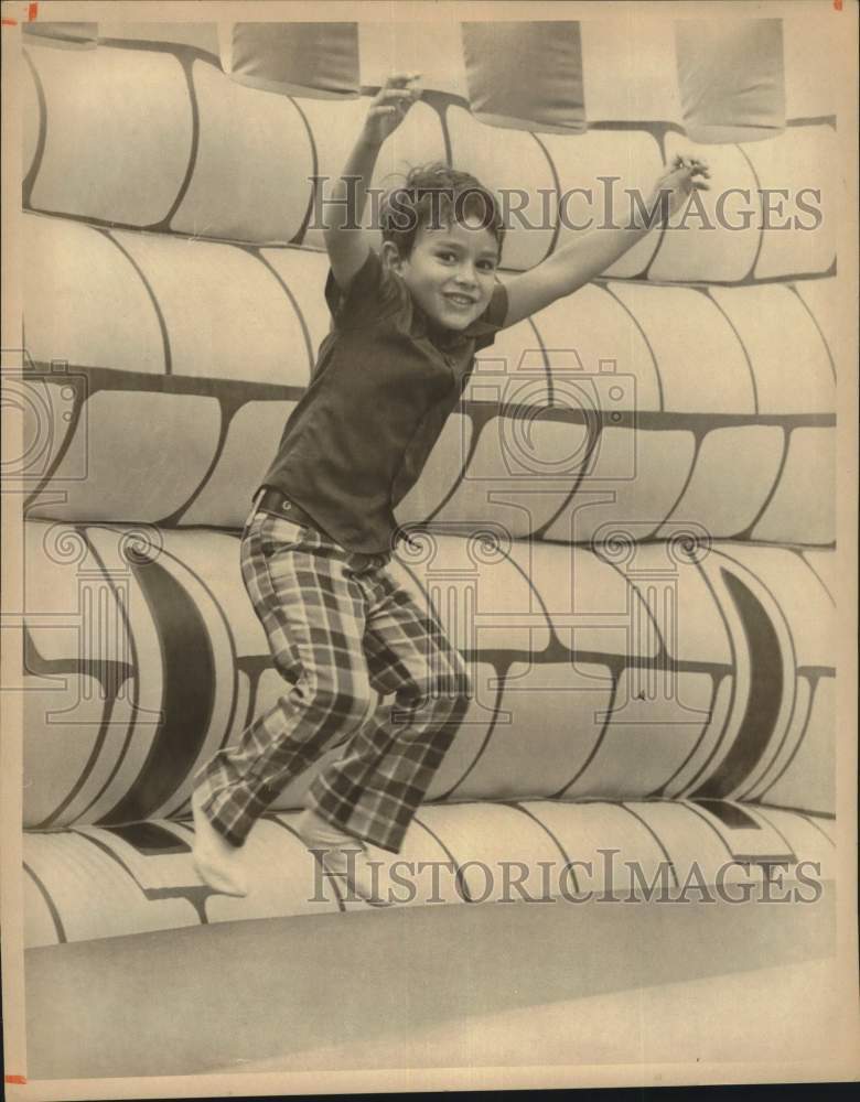 1979 Press Photo Steve Strosser in Konkord Kastle Jump Castle at Fiesta Carnival