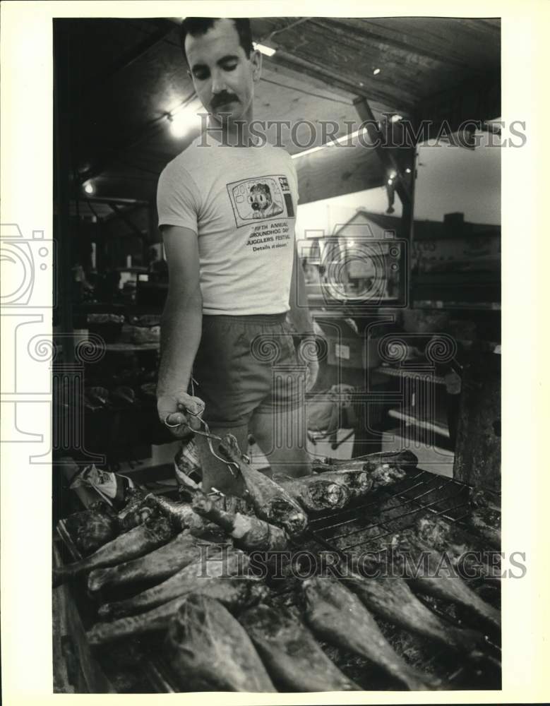 1985 Press Photo First Lieutenant Larry Hastings cooks turkey legs at Fiesta- Historic Images