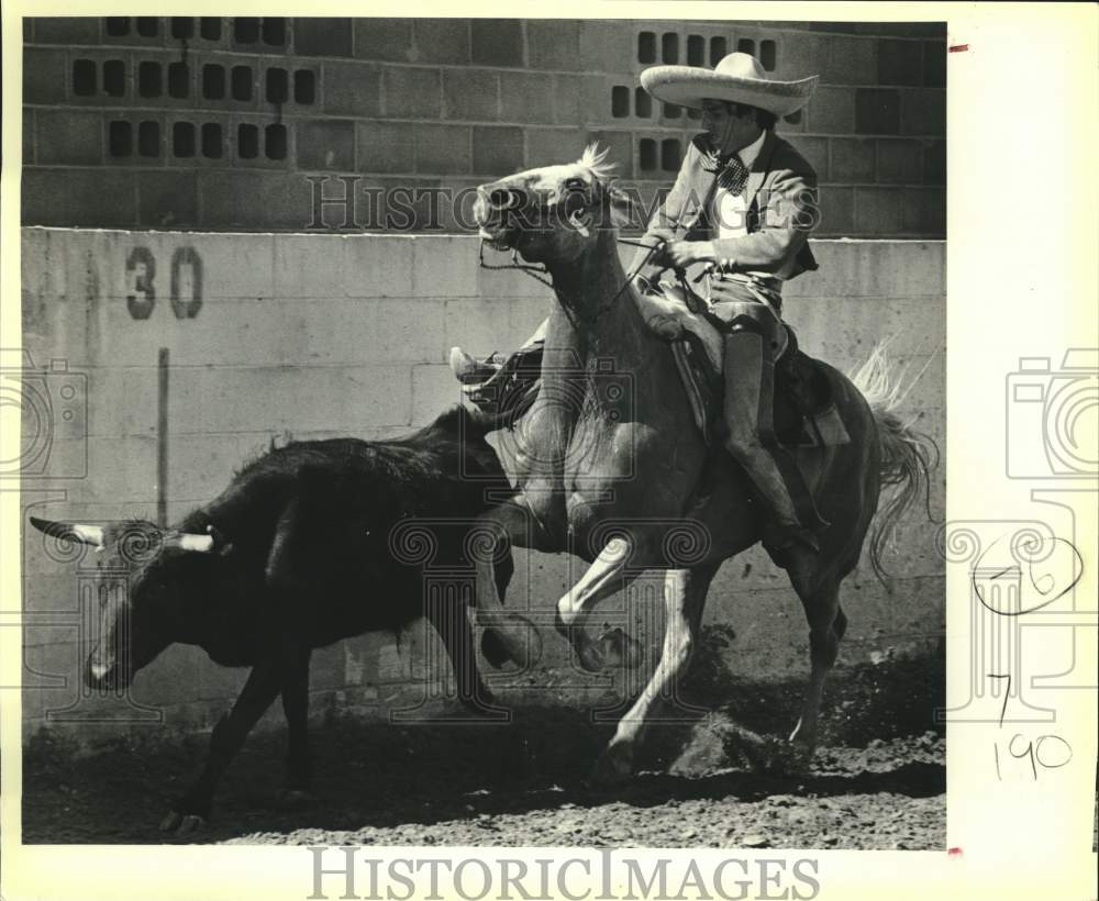 1984 Press Photo Rafael Barajas of Tecoman, Colima, Mexico in Charreada at Fiest- Historic Images