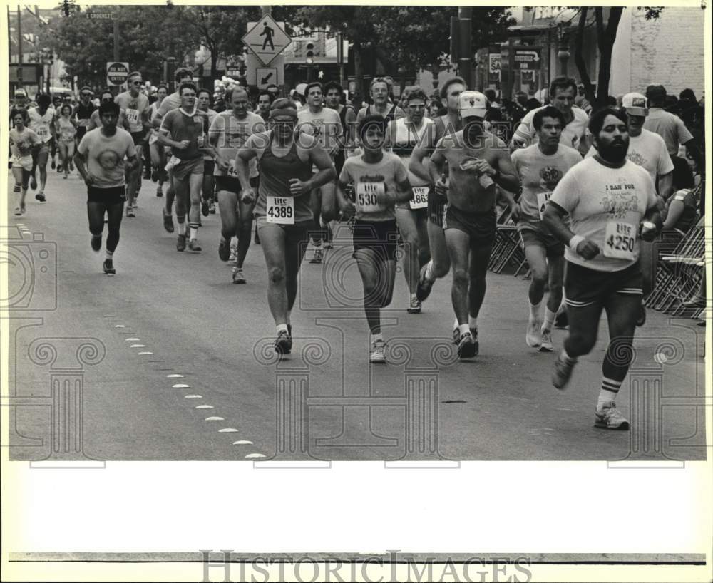 1985 Press Photo Runners at Alamo and Houston in Rey Feo Parade at Fiesta- Historic Images