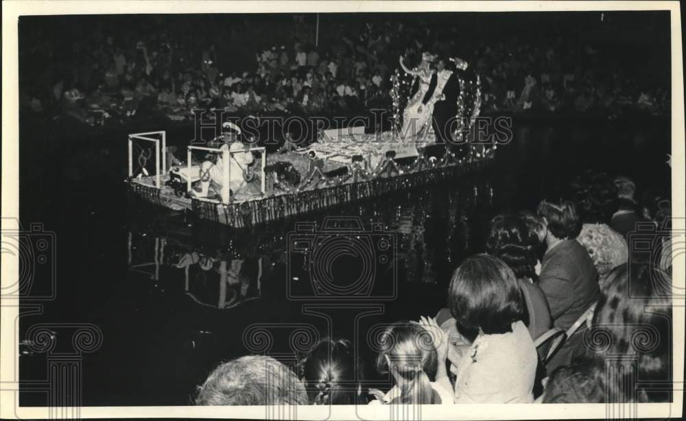 1971 Press Photo Miss Fiesta greets spectators watching river parade, Texas