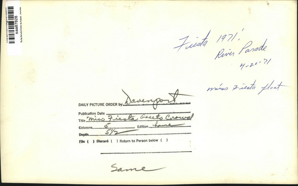 1971 Press Photo Miss Fiesta greets spectators watching river parade, Texas