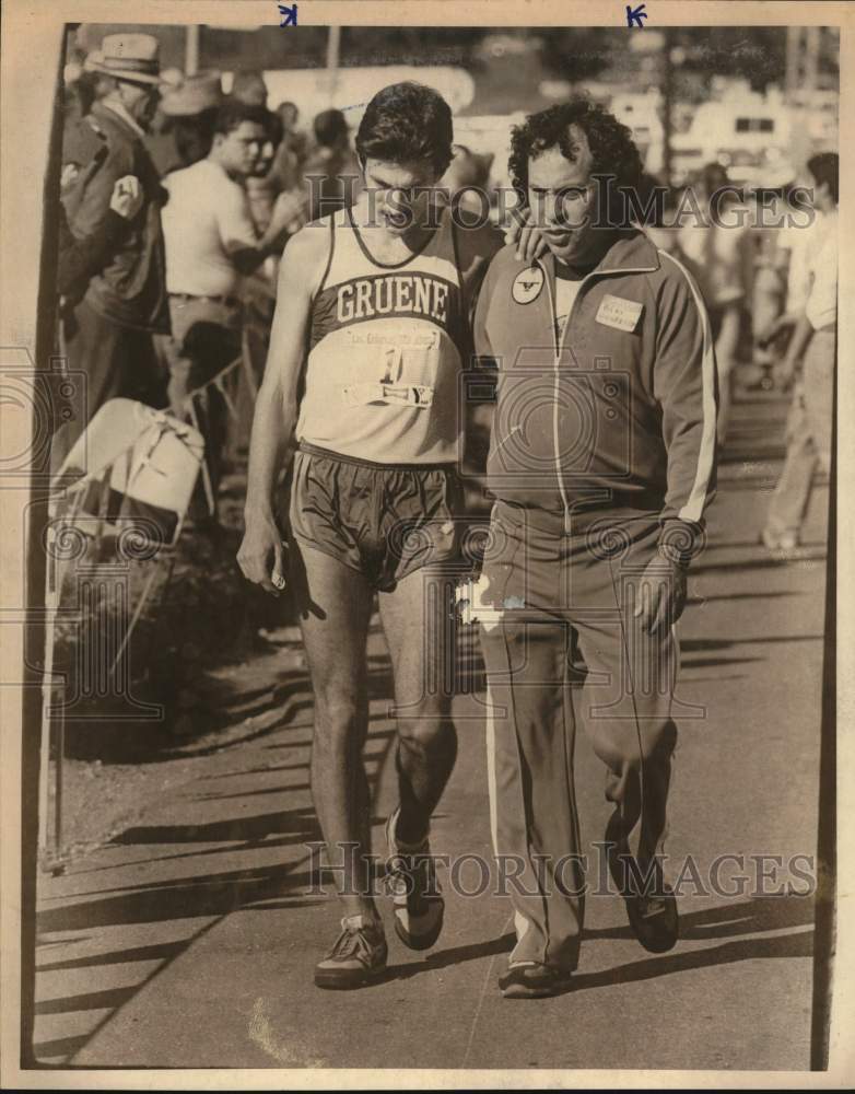 1981 Press Photo Bert Guerrera and gentleman at Las Colonias Marathon, Texas- Historic Images