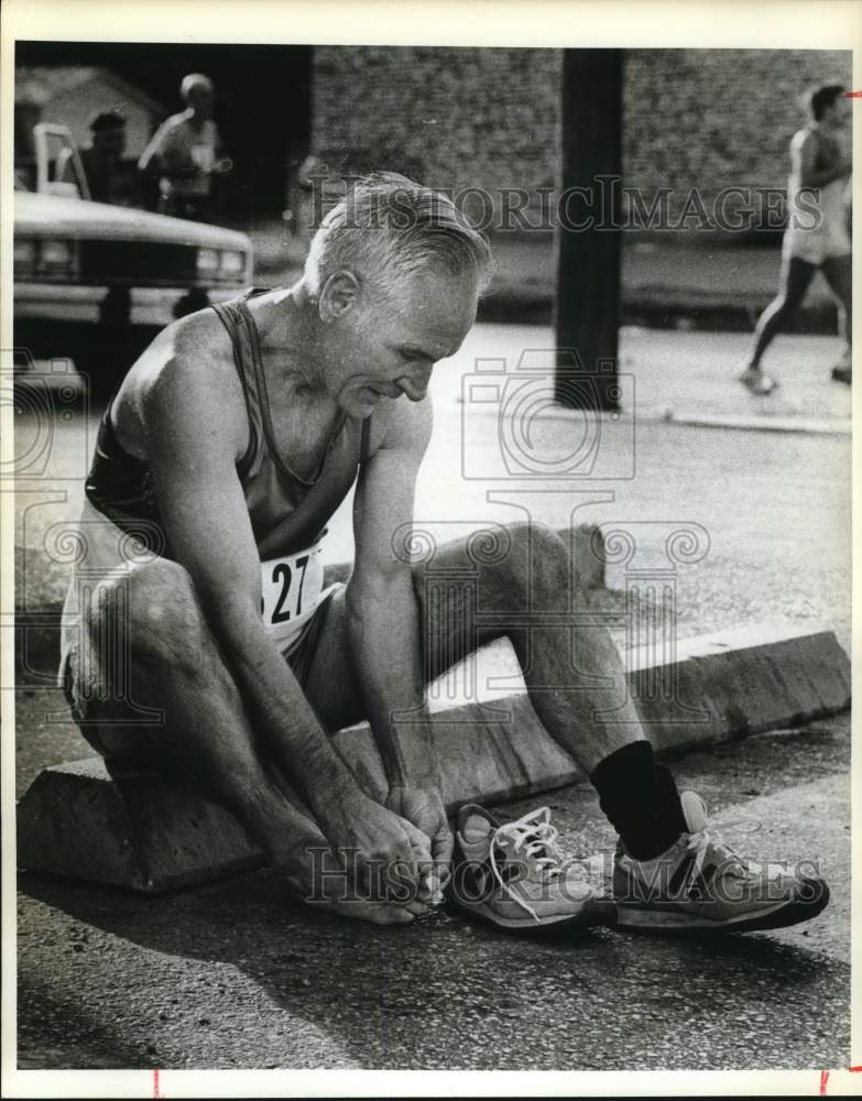 1982 Press Photo Marathon runner applying first aid to his foot, TX - saa88102- Historic Images