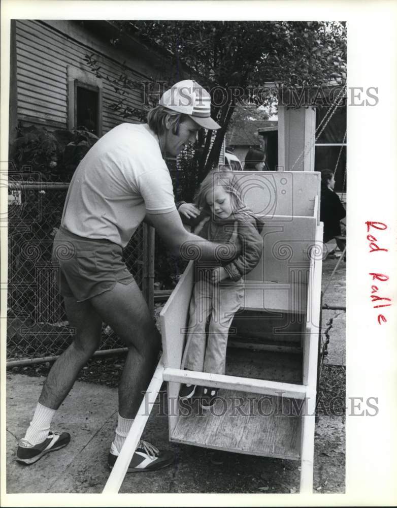 1982 Press Photo Rod Radle helps Sara into rickshaw at Maration, Texas- Historic Images