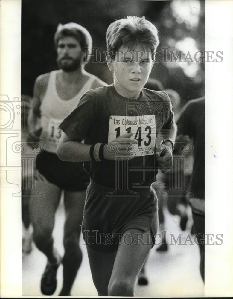1982 Press Photo Young boy running in Las Colonias de San Antonio Marathon, TX- Historic Images