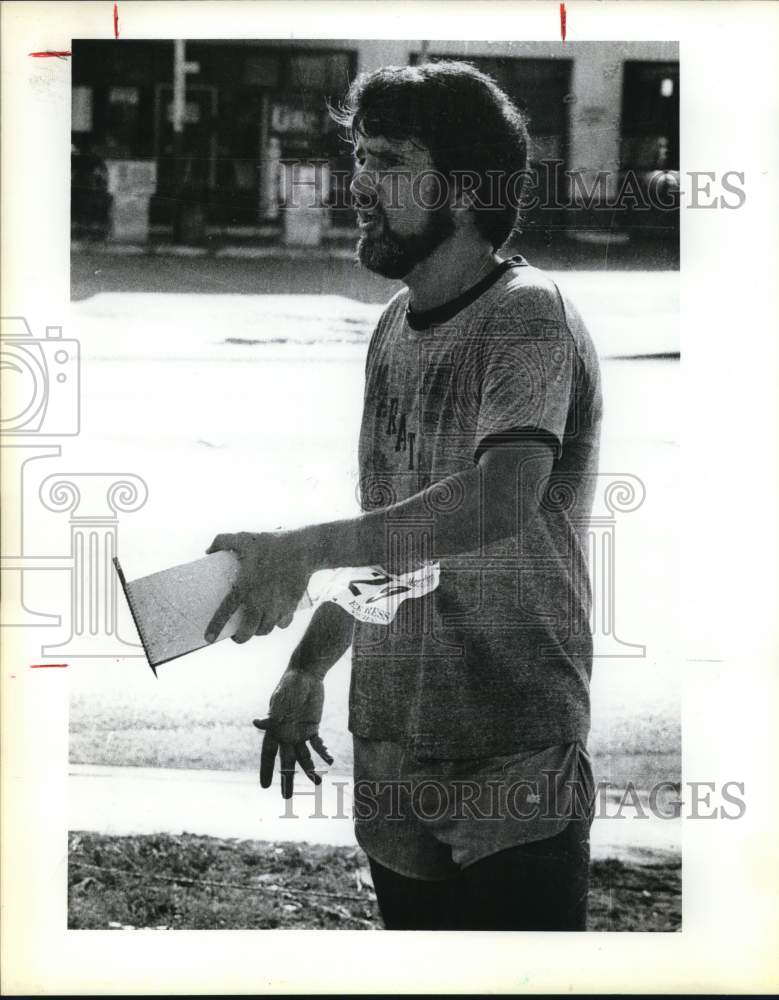 1982 Press Photo Las Colonias de San Antonio Marathon runner, Texas - saa88107- Historic Images