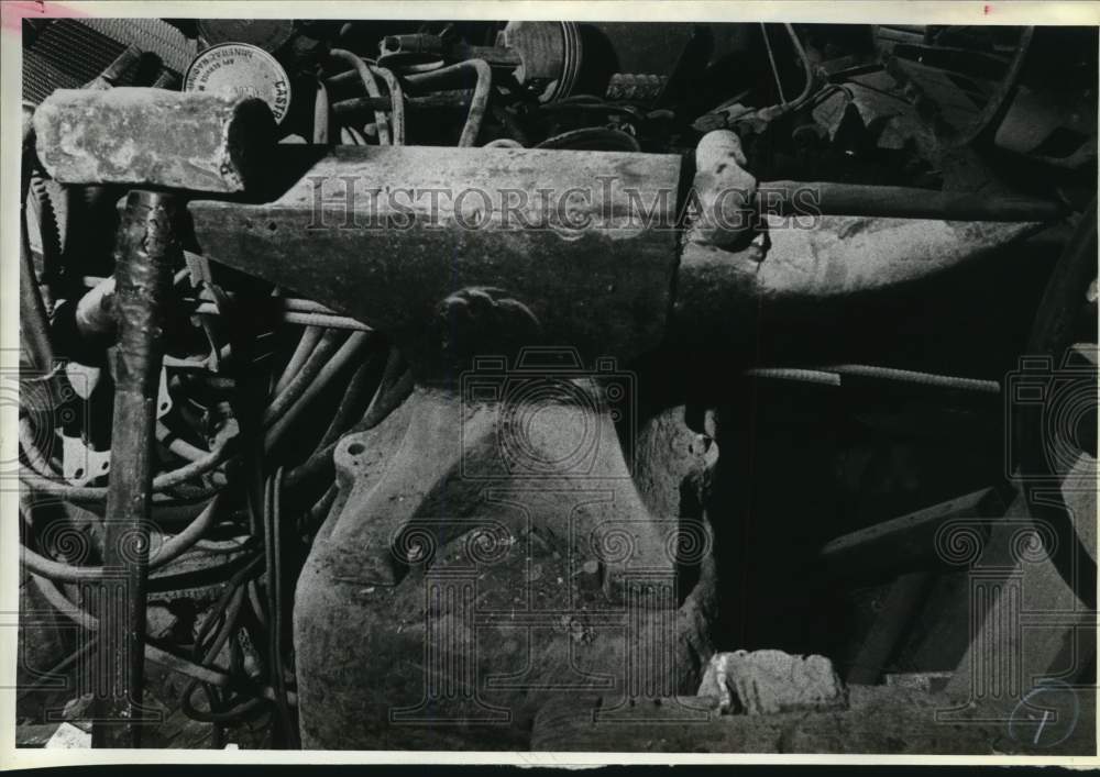 1984 Press Photo Old Anvil for Shoeing Horses at Lone Oak - saa88278- Historic Images