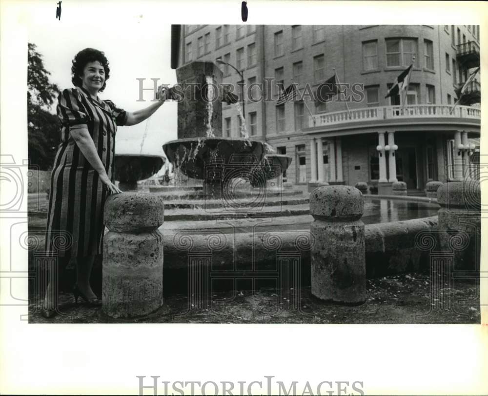 1985 Press Photo Author Sylvie Sommerfield at Lady Bird Johnson Fountain- Historic Images