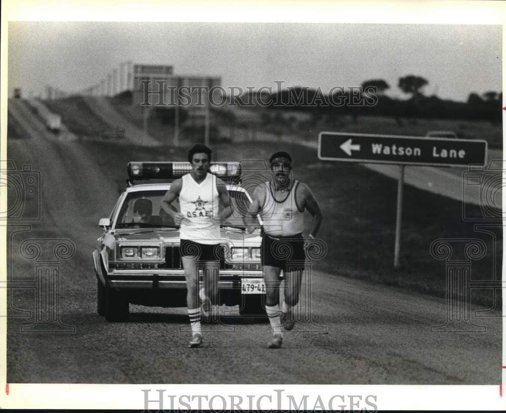 1986 Press Photo Steve Anthony, Joe De La Luz in Law Enforcement Torch Run- Historic Images