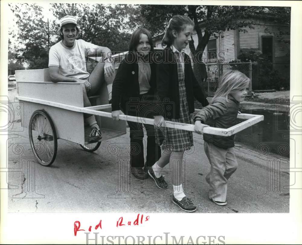 1982 Press Photo Rod Radle pulled by Children in Las Colonias de San Antonio- Historic Images