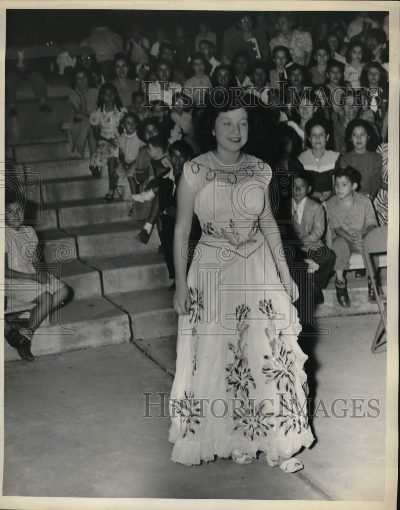 Press Photo Woman in Dress with Crowd - saa89387- Historic Images