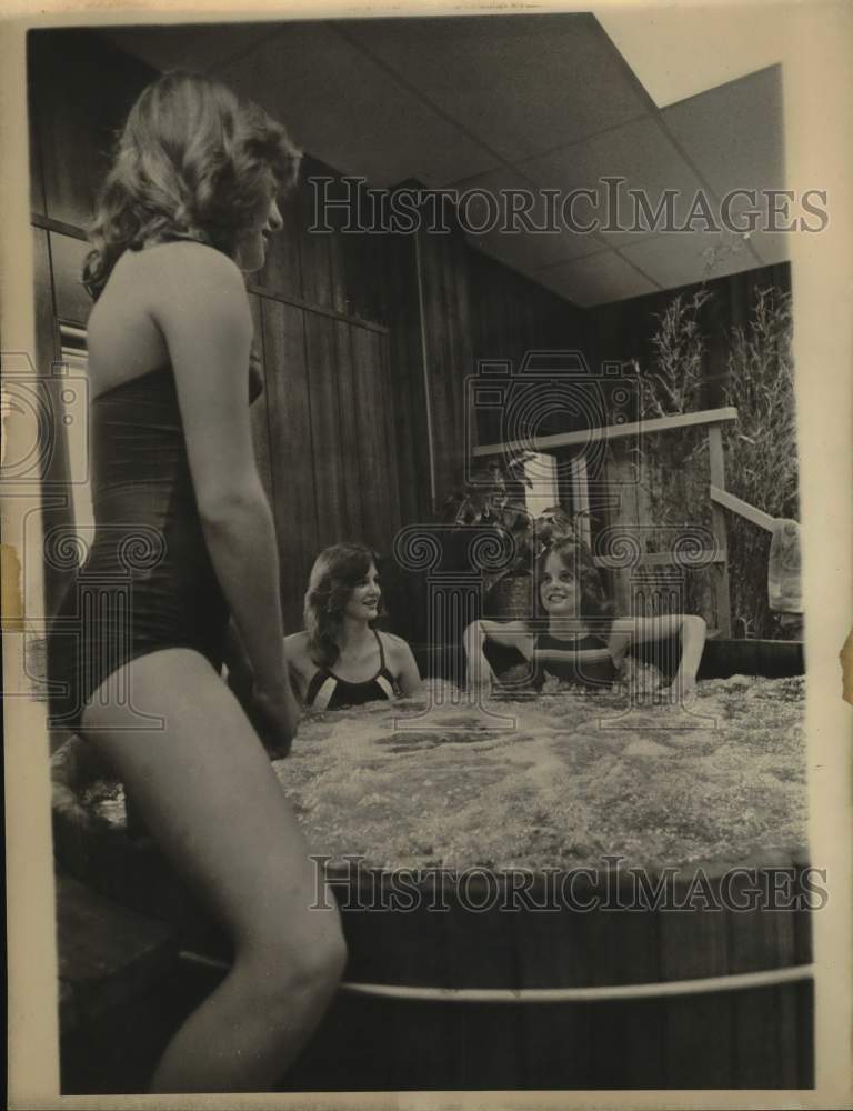 1978 Press Photo Janece Anderson and Sisters in Redwood Hot Tub - saa89492- Historic Images