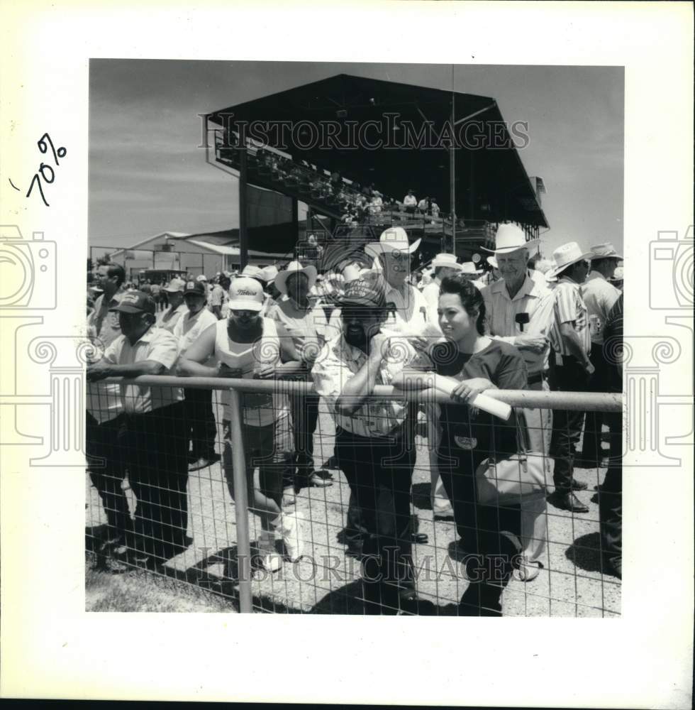 1990 Press Photo Spectators at Gillespie County Fair Grounds horse races, Texas- Historic Images