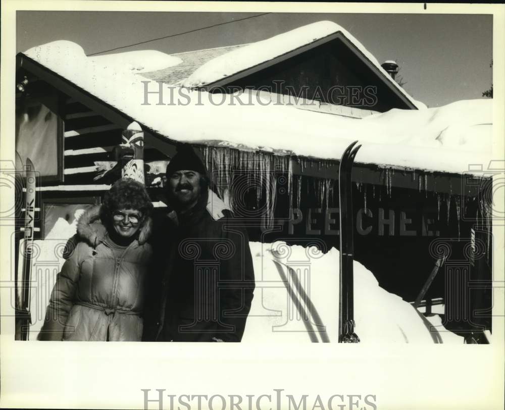 Press Photo Tom and Bonnie Renaud at O-Pee-Chee Lake Ski Lodge in Ontario- Historic Images