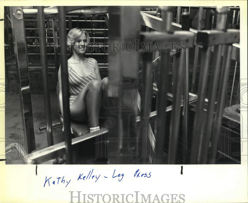 Press Photo Kathy Kelley Working Out on Leg Press Machine - saa90319- Historic Images