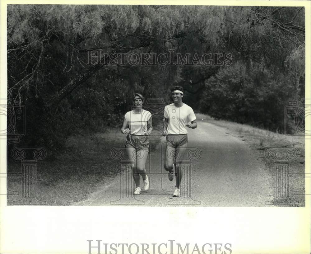 Press Photo Joggers Running on Trail at Oakwell Farms - saa90326- Historic Images