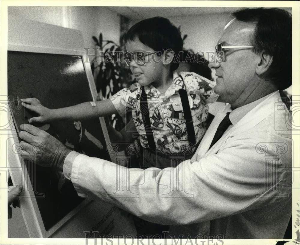 1989 Press Photo Dr. Tom Williams holds Robby Barkley at Santa Rosa Hospital- Historic Images