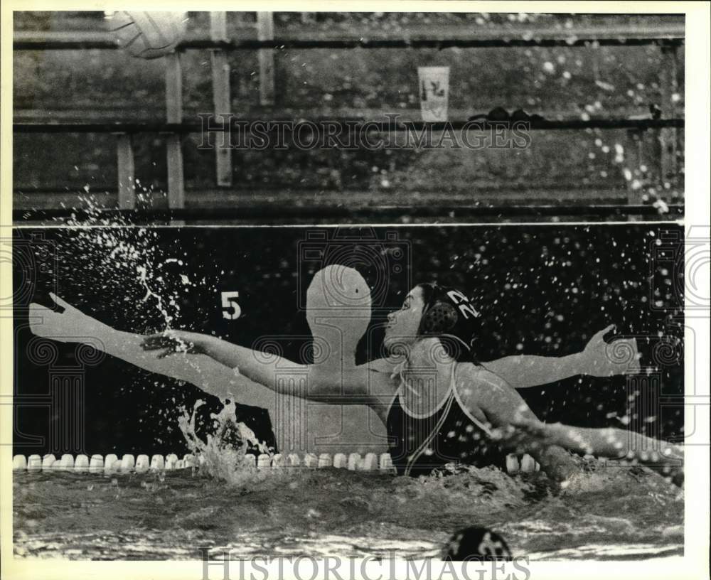 1983 Press Photo N.S. Aquatic Center, Marshall High School Girls Water Polo- Historic Images