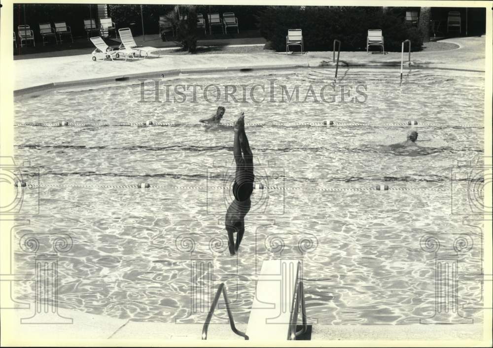 1990 Press Photo Senior Citizen dives in Lakeside Center Pool, Sun City, Arizona- Historic Images