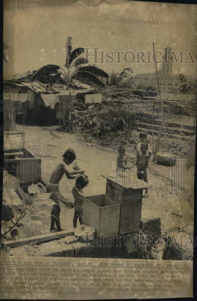 1972 Press Photo Children Bathing Outside in Manila, Philippines Near City Hall- Historic Images