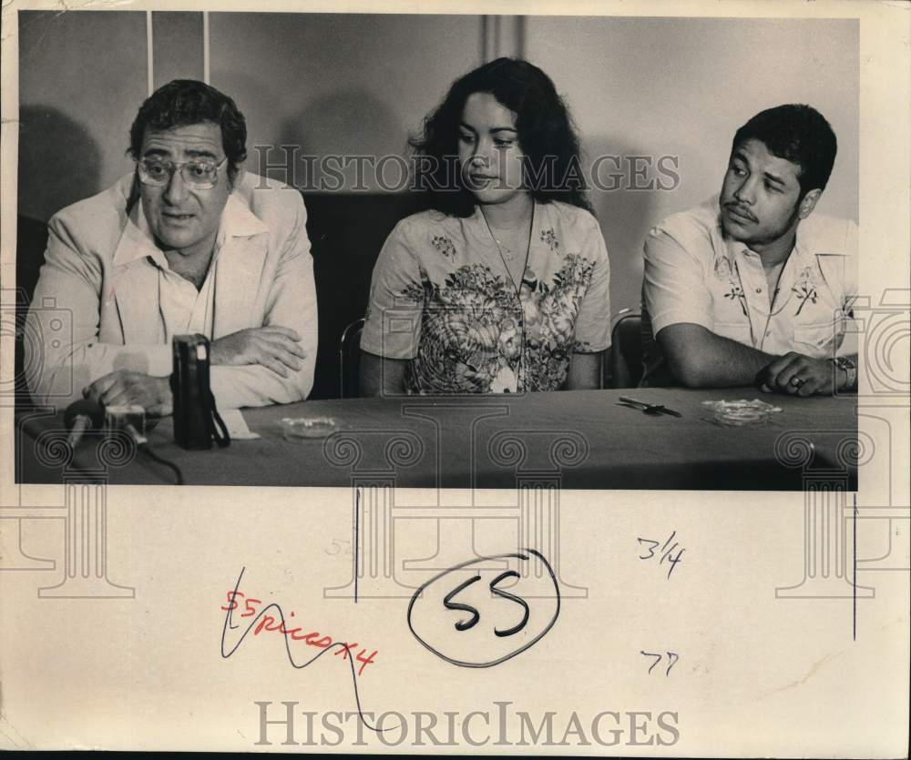 1981 Press Photo Boxer Tony Ayala at Holiday Inn Press Conference with Promoter- Historic Images