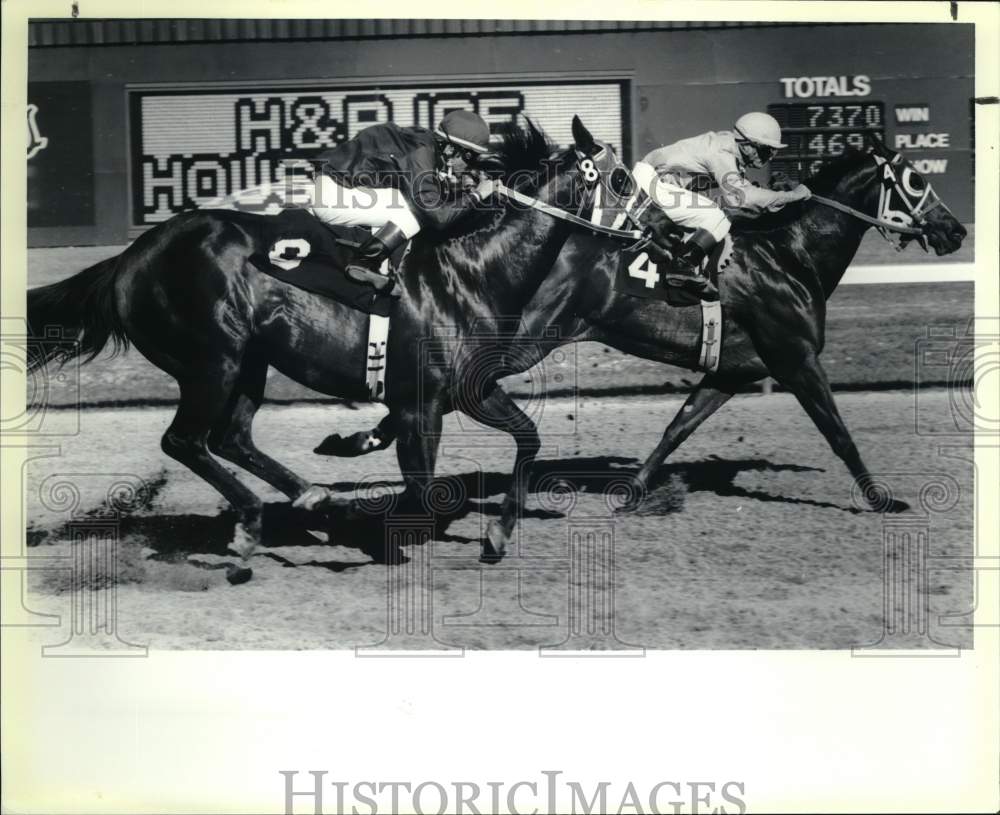 1990 Press Photo Two horses in race at Bandera Downs, Texas - saa91647- Historic Images