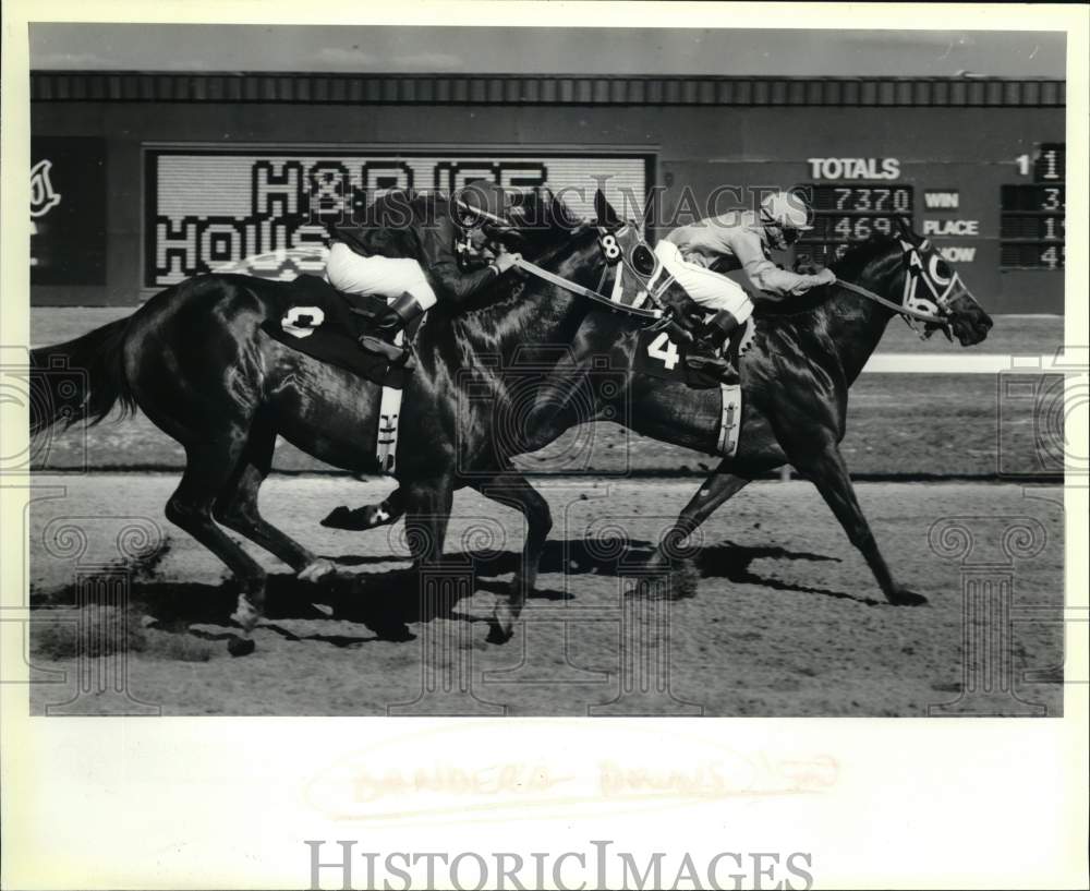 1990 Press Photo Lady Viking Belle &amp; Easy Sale racing at Bandera Downs, Texas- Historic Images